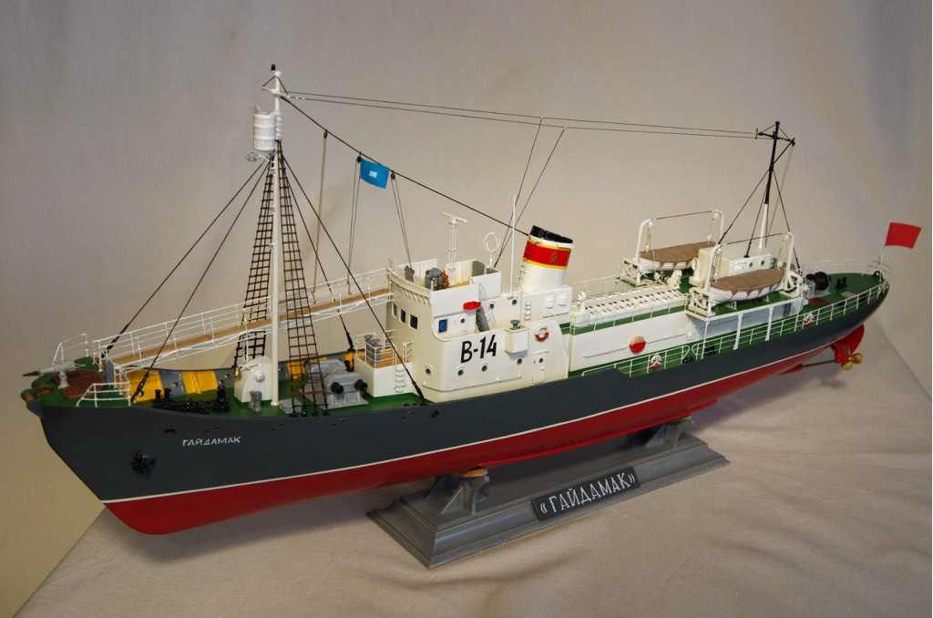 Китобойное судно "Гайдамак" проект "393"